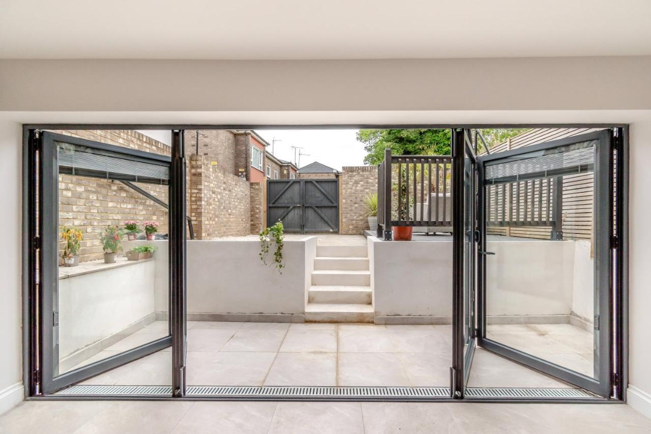 ロンドンModern Garden Flat With Private Parkingアパートメント エクステリア 写真